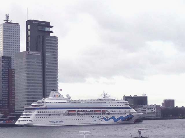 Cruiseschip ms AIDAcara van Aida Cruises aan de Cruise Terminal Rotterdam